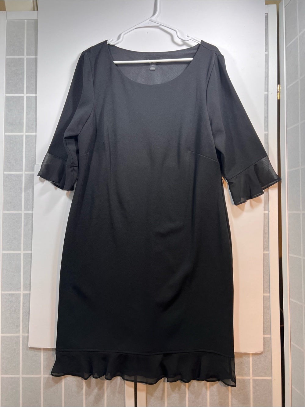 1960s Retro Housewife Black Midi Dress with Ruffle Trim for Curvy Frames